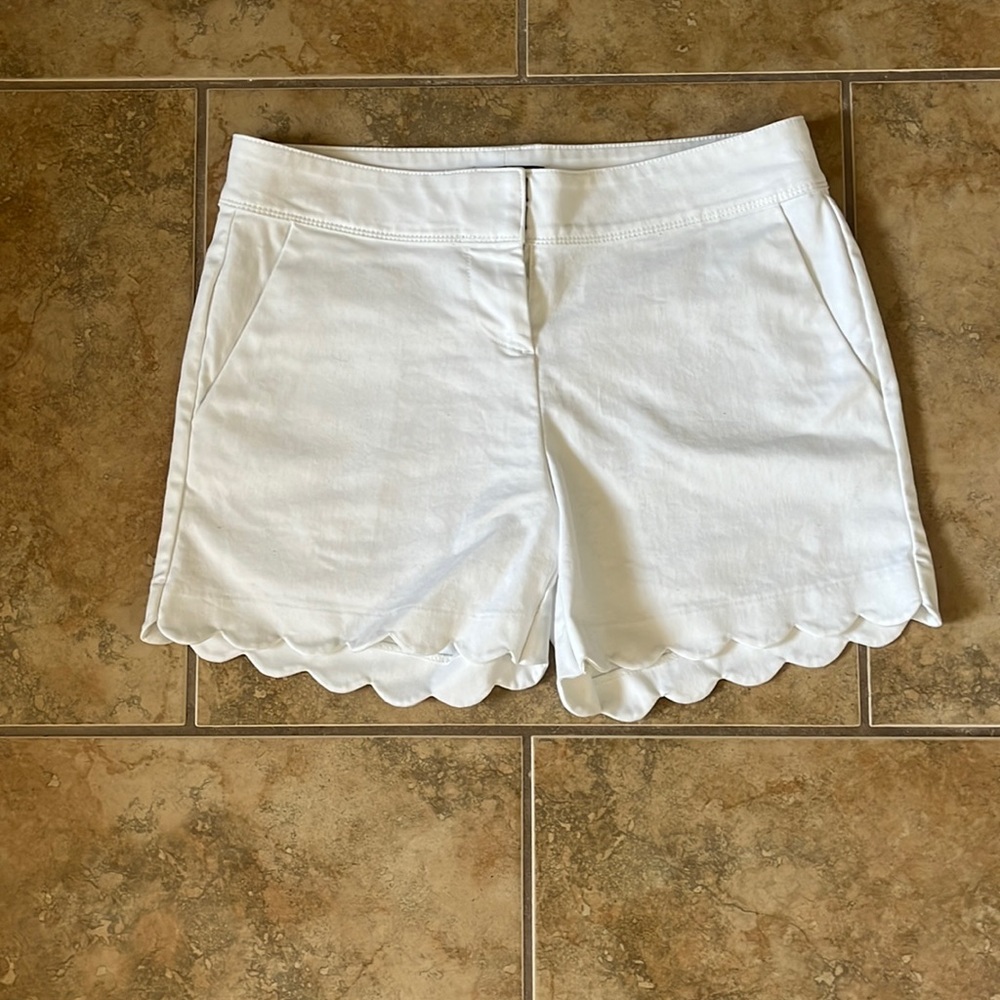 The Limited size 6 scalloped edge shorts